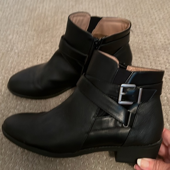LifeStride women’s black booties in EUC. Size 8.5 medium - Picture 2 of 6